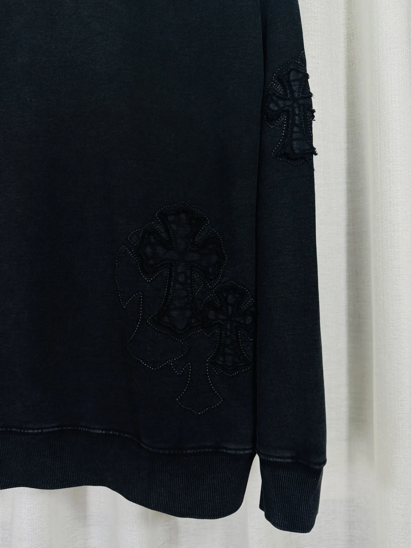 P260 top version, real shot without P, ​​different from market currency) 𝗖𝗵𝗿𝗼𝗺𝗲 𝗛𝗲𝗮𝗿𝘁𝘀/Cro Heart 2025 washed patch embroidery autumn and winter new original single counter American laser burnt 3D three-dimensional color embroidered couple casual sweatshirt 👑The highest version! Customized fabric 430g tripe terry fabric! American acid-washed and distressed original fabric laser burnt ✟appliqué embroidery and exquisite embroidery of letters! The best-selling model in the counter, very comfortable to wear. Accessories: original molded and authenticated collar label➕100% silk wash label. Genuine purchase-grade original hangtag➕matching hanging rope➕3D hanging beads➕original packaging bag. Craftsmanship: The original version has consistent wiring! The highest version of the armhole matching technique! Color: Pink Black Size: S M L XL Style No.: 9311